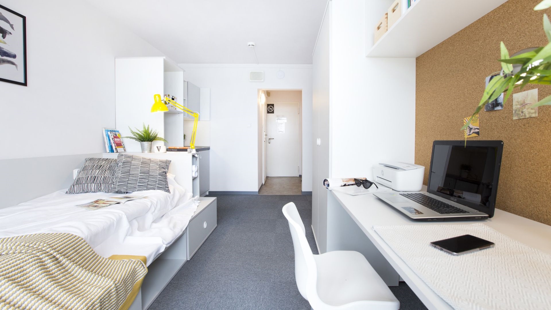 Duży pokój jednoosobowy z aneksem kuchennym